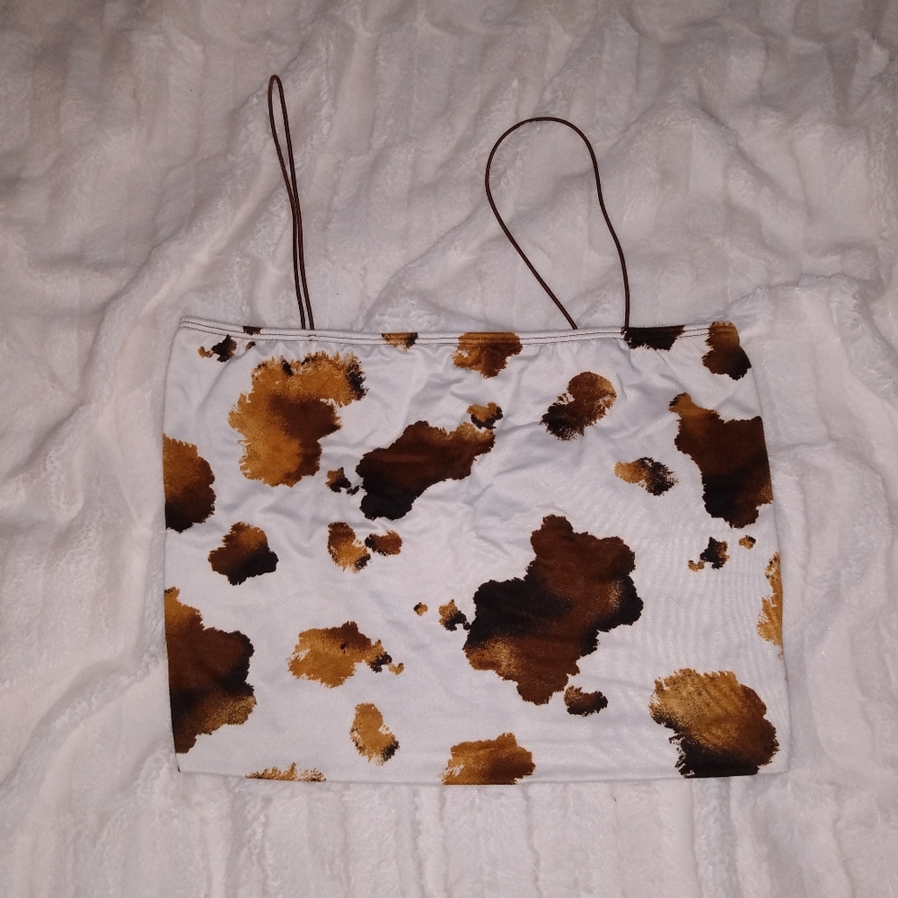 A white crop top and speggeit straps